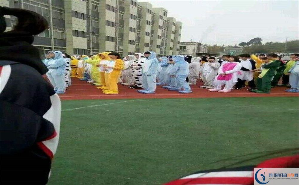 高板中學在校學生總?cè)藬?shù)是多少？