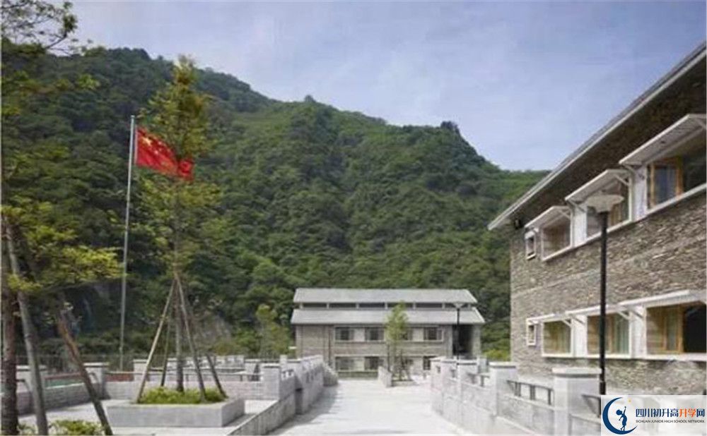 臥龍?zhí)貐^(qū)中學(xué)今年的錄取條件是否有變化？