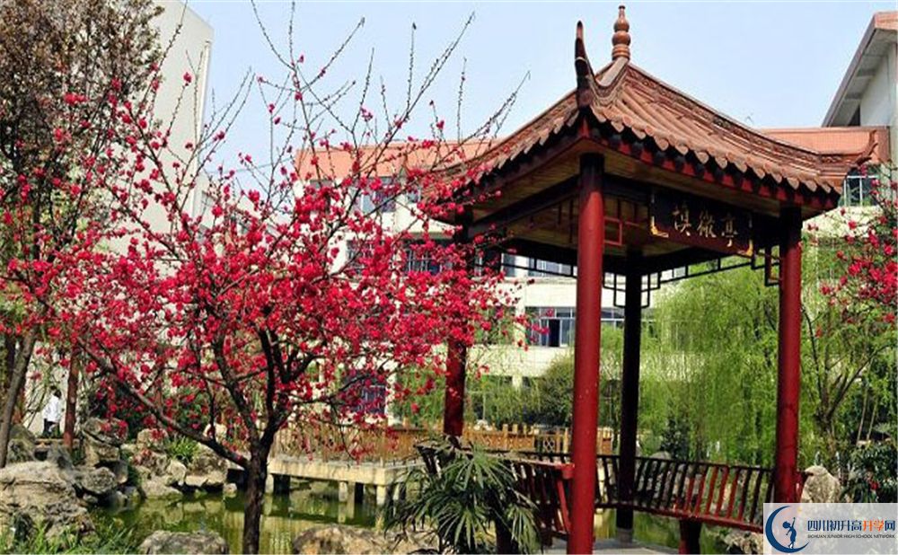 崇州市蜀城中學(xué)在哪里？